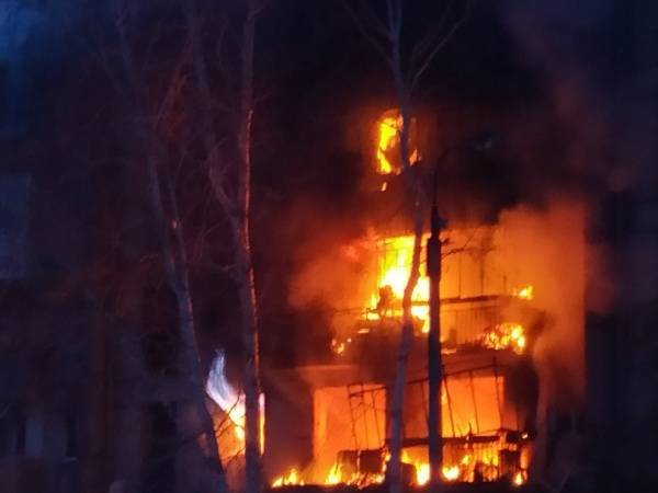 МЧС: Два человека погибли при взрыве газа в жилом доме в Магнитогорске