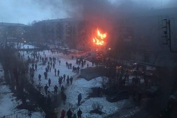 Два человека погибли при взрыве и пожаре в пятиэтажном доме в Магнитогорске