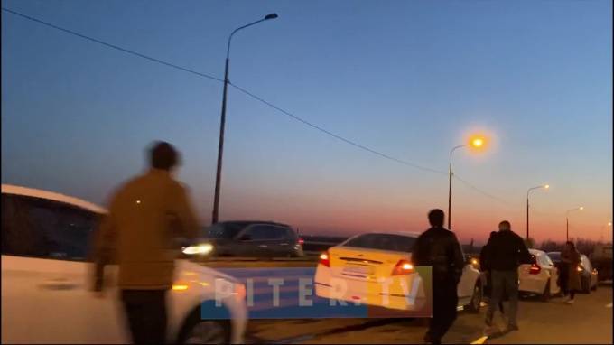Видео: на Оборонном мосту в Колпино произошло массовое ДТП