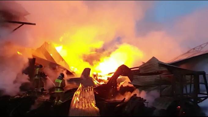 Появилось видео тушения пожара бывшего завода в Петродворцовом районе - piter.tv - Санкт-Петербург - район Петродворцовый