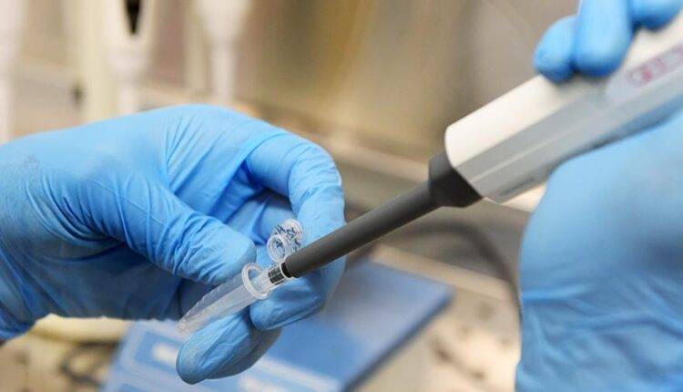 Минздрав назвал сроки начала клинических испытаний вакцины от коронавируса в РФ