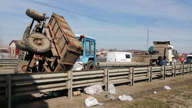В Воронежской области столкнулись трактор и грузовик