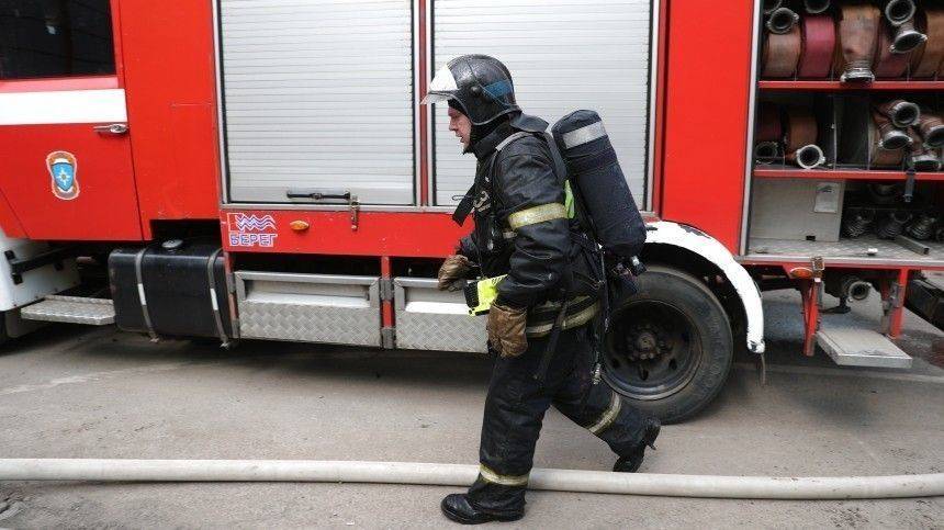 Видео: Семь человек погибли в страшном пожаре в бараке в Екатеринбурге
