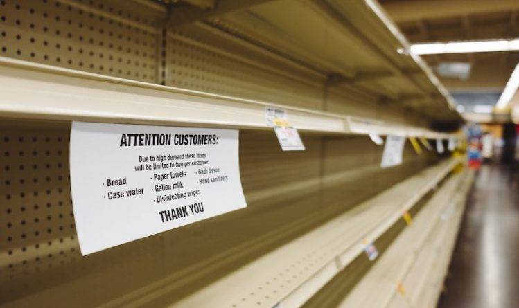 Супермаркет выбросил продукты на $35 тыс. из-за клиентки, которая начала намеренно на них кашлять