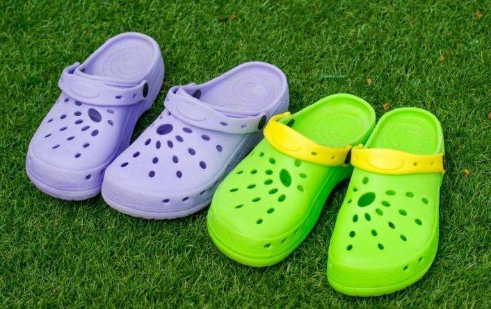 Компания Crocs жертвует 10 000 пар обуви в день медицинским работникам, которые борются с коронавирусом