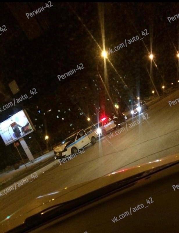 Момент аварии с автомобилем ГИБДД на кемеровском перекрёстке попал на видео