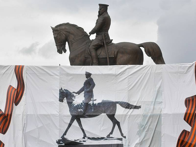 Скульптор Салават Щербаков: Новый памятник Жукову — это памятник Сталину