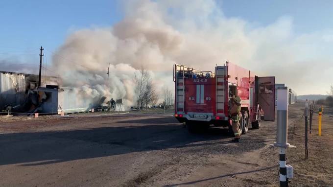 Очевидцы: на Левашовском шоссе загорелась бытовка
