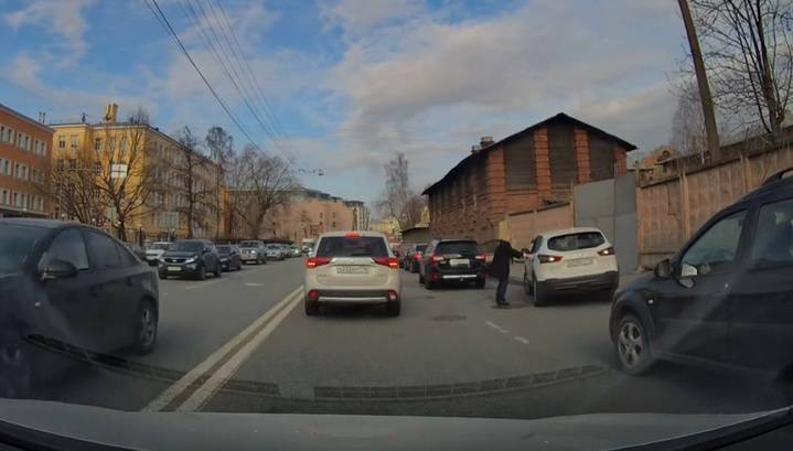 В Петербурге водитель каршеринга устроил погром на дороге и сбежал с места ДТП. Видео