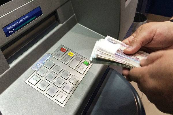 Россияне начали забирать свои деньги из банков