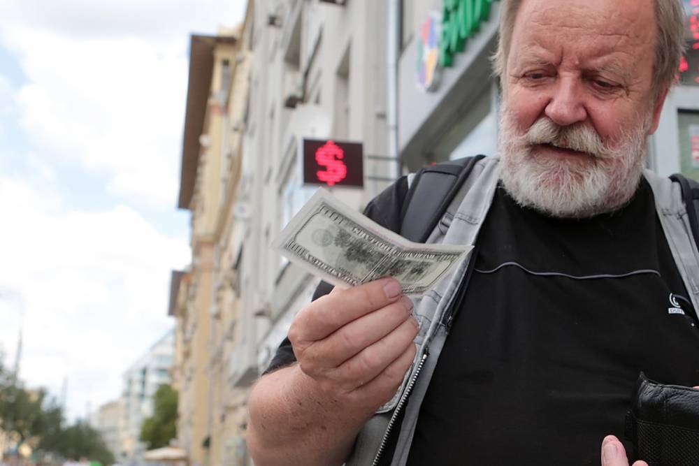 В Москве кассир обменника убежала с тремя миллионами рублей клиента