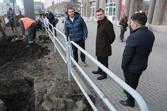 В Челябинске начали высаживать крупномеры на центральных улицах