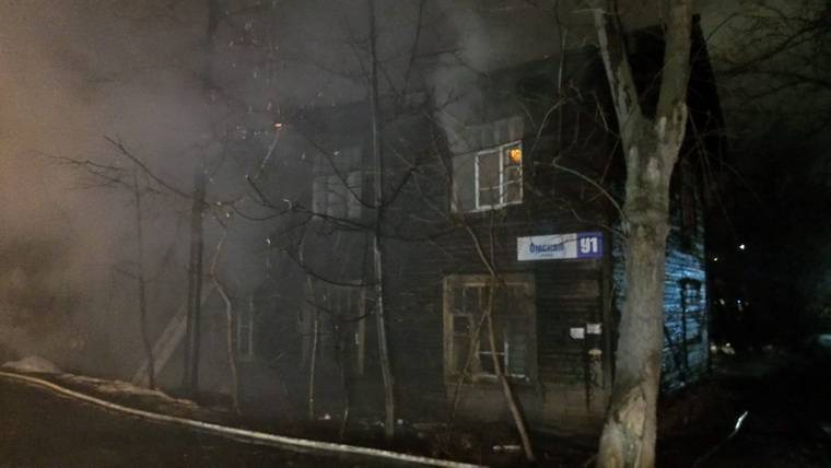 В результате пожара в Екатеринбурге погибли семь человек и одну женщину спасают медики