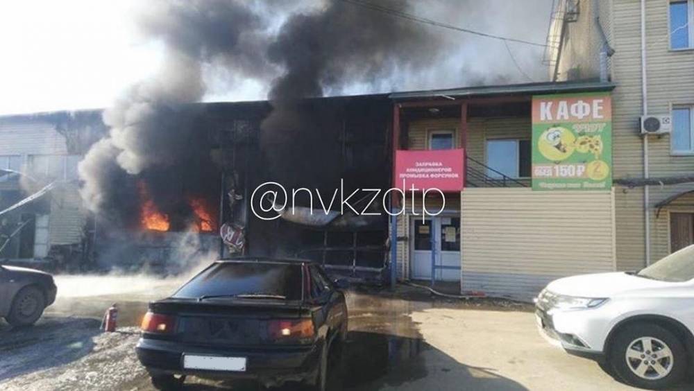 Опубликованы фото и видео с места пожара в кузбасской СТО, где сгорели 4 иномарки