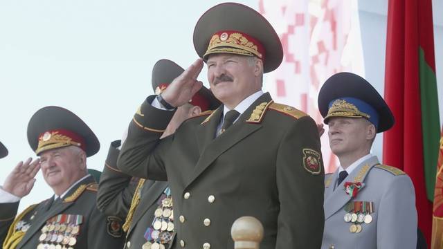 Белоруссия не будет отменять мероприятия в честь 75-летия Победы