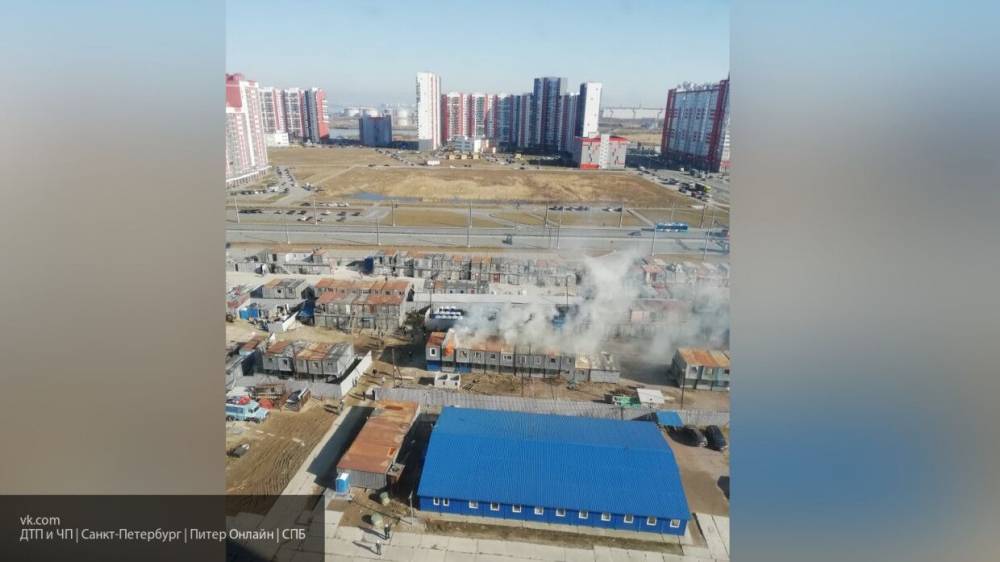 Очевидцы выложили в Сеть видео с пожаром в петербургском ЖК "Огни залива"