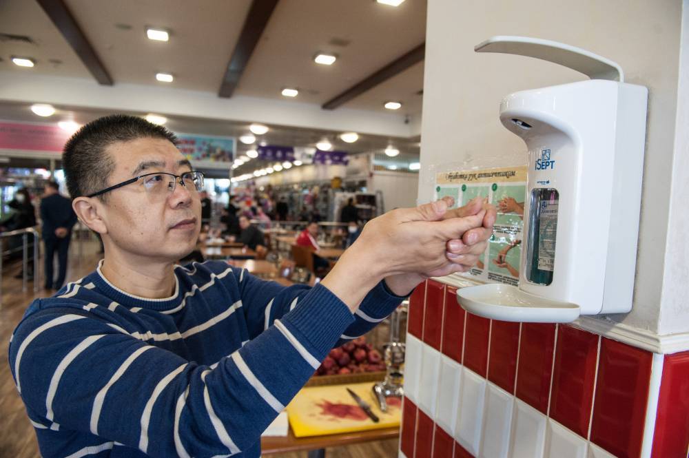 Мосгордума поддержала идею установки пунктов с антисептиками в супермаркетах