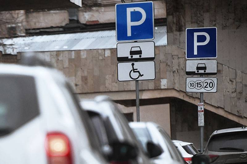 Парковки в Москве останутся платными во время нерабочей недели