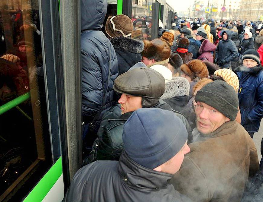 В российских регионах ограничивают работу транспорта