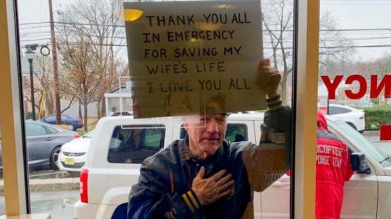 «Я люблю вас всех»: Муж поблагодарил врачей за спасение жены, встав с табличкой у окон больницы