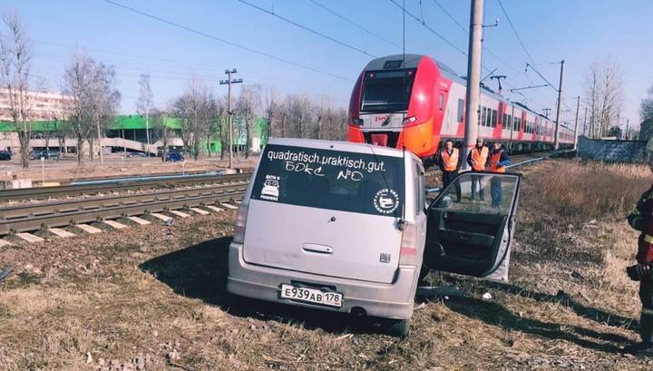 Момент фатального столкновения поезда и легковушки в Петербурге попал на видео