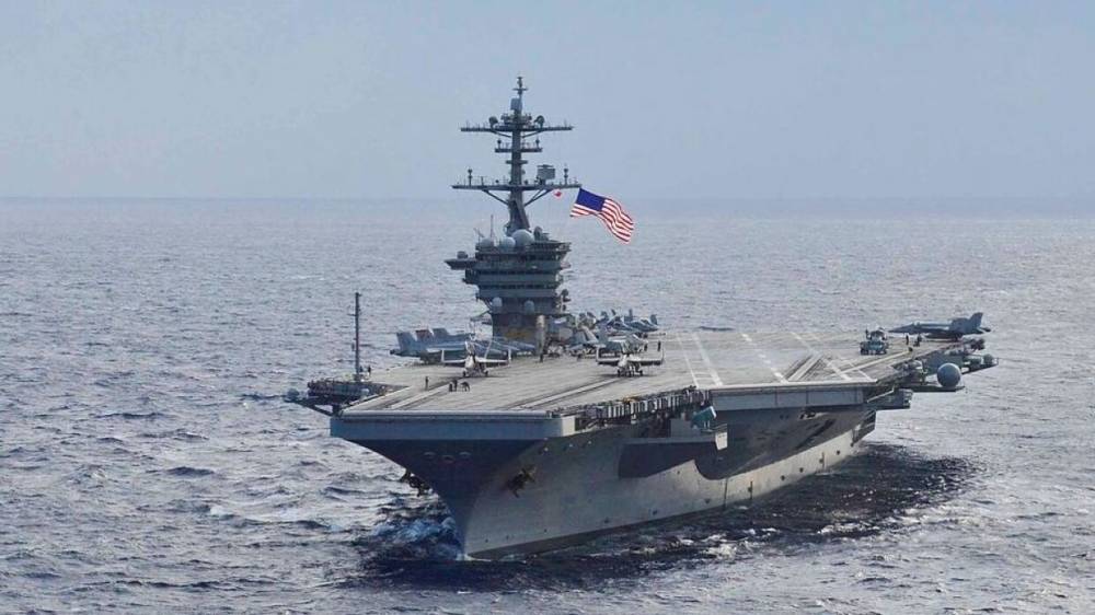 Десятки военных на авианосце ВМС США оказались заражены коронавирусом