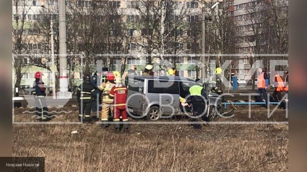 Грузовой поезд сбил иномарку на Народного Ополчения в Петербурге