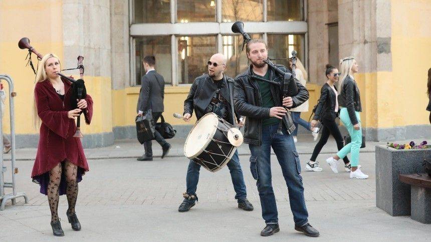 Уличные музыканты из Нарвы устроили антикоронавирусный перформанс