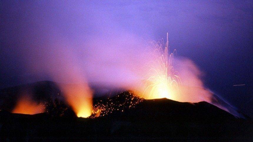 Видео: Сильное извержение вулкана произошло на острове Ява в Индонезии