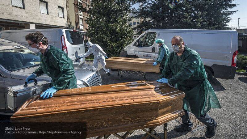 Число умерших за сутки от коронавируса в Италии приблизилось к тысяче