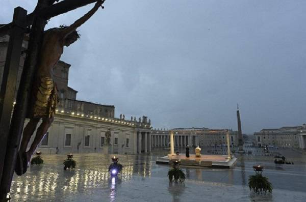 Папа римский помолился на пустой площади о завершении пандемии Covid-19