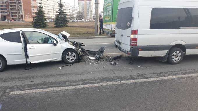 Два автомобиля столкнулись на Кронштадтской площади