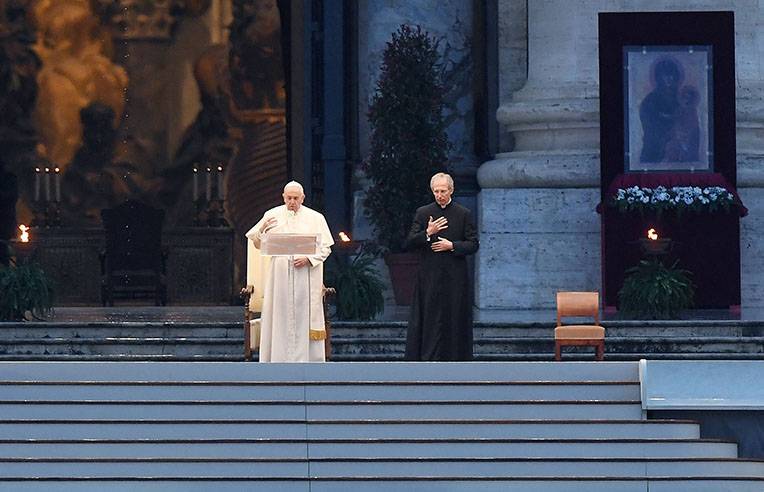 Тьма сгустилась над миром: Папа Римский обратился к верующим