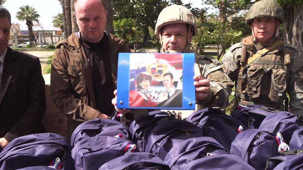 Российские военные доставили сладости детям сирийской Латакии