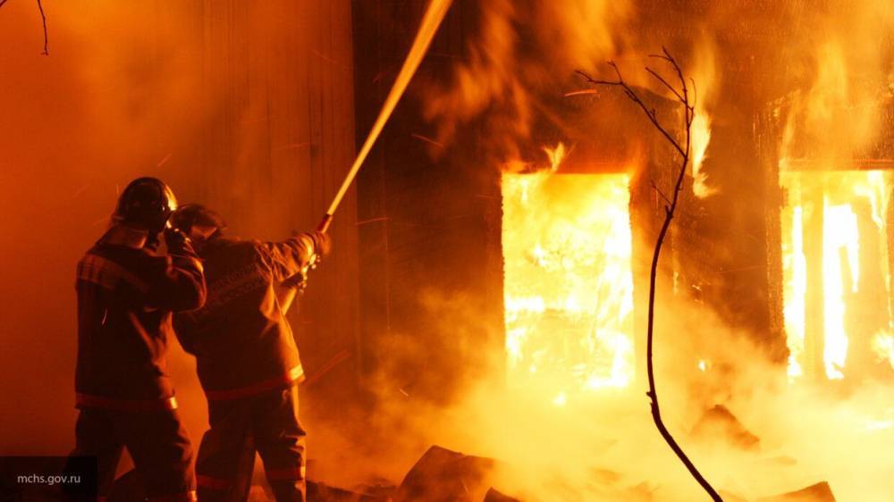 Добровольцы спасли 13 человек из горящего дома в селе Поперечное
