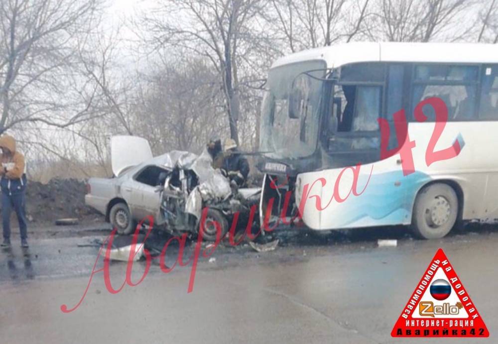 В ДТП с автобусом на кузбасской трассе погибли три человека