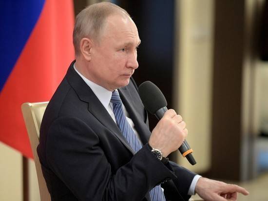 Путин продолжает жать руки: как Кремль защитился от коронавируса