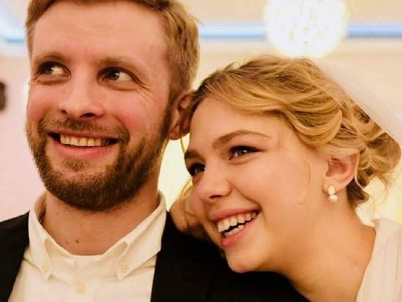 Звезда сериала "Деффченки" вышла замуж в разгар пандемии в необычном наряде
