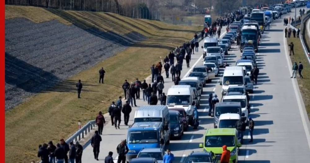 Появилось видео километровых очередей на украинско-польской границе
