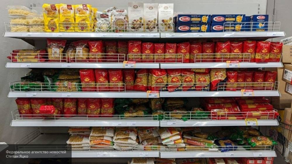 Клиенты супермаркетов закупились крупами и консервами более чем на 100 дней
