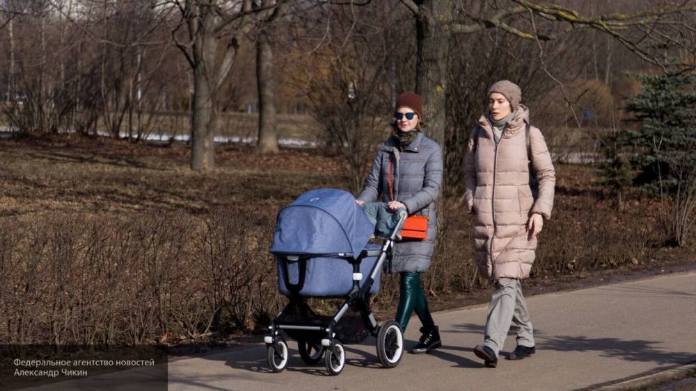 Роспотребнадзор напомнил россиянам об опасности прогулок с детьми из-за эпидемии COVID-19