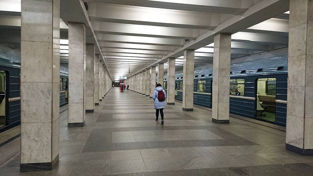 Пассажиропоток в московском метро упал в два раза