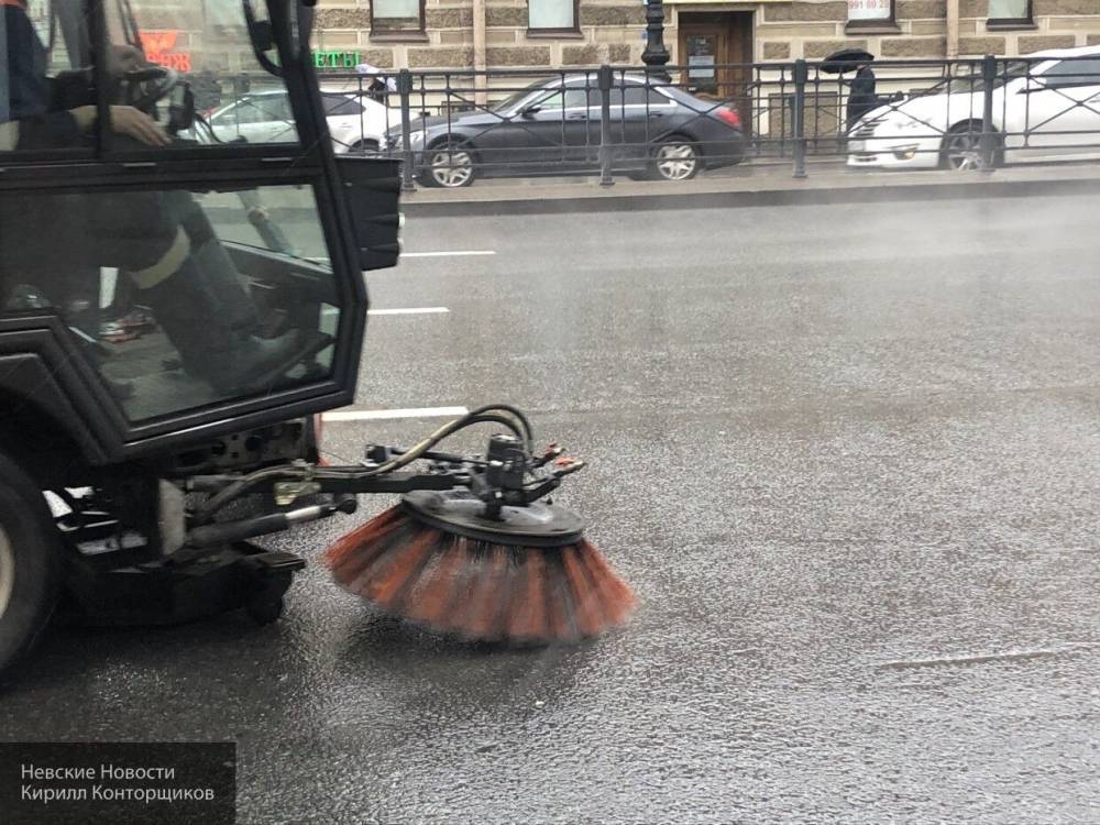 Дорожные службы Петербурга отмывают улицы от зимней грязи