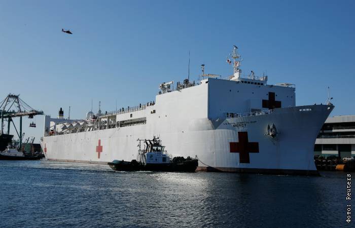 В Лос-Анджелес прибыл плавучий госпиталь ВМС США