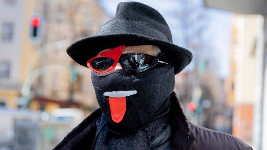 Украинец создал противочумный костюм и едва не задохнулся, решив в нем покурить