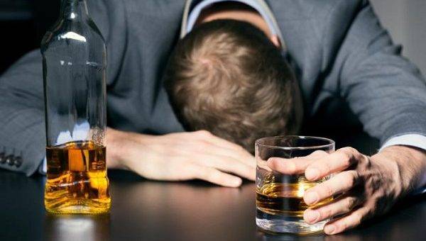 В Британии поняли: лечиться алкоголем от коронавируса бесполезно