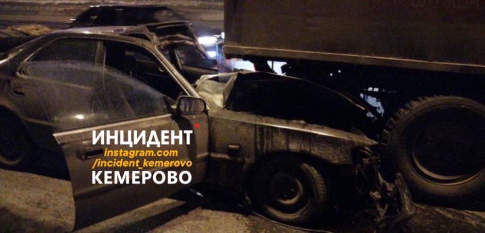 Последствия столкновения грузовика и легковушки в Кемерове попали на видео