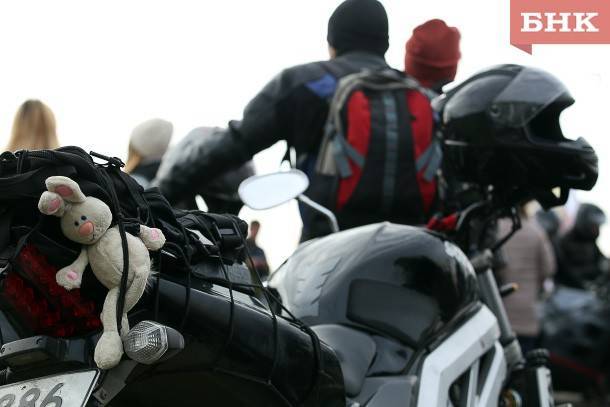 В Сыктывкаре мотоциклист увернулся от одной иномарки, но попал под колеса другой