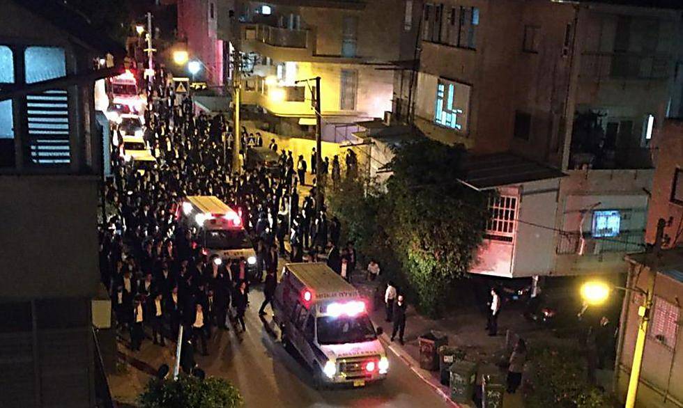Вопреки карантину: 400 ортодоксов прошли толпой по Бней-Браку, полиция безмолствует