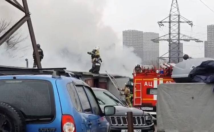 Строительный мусор загорелся в новостройке в Москве